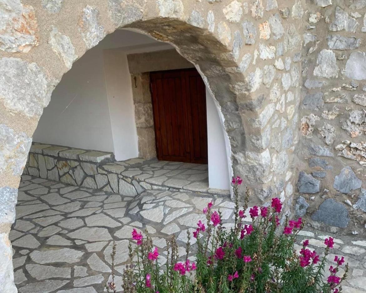 Terra Petra At Psari Trikolonon Gortynia
